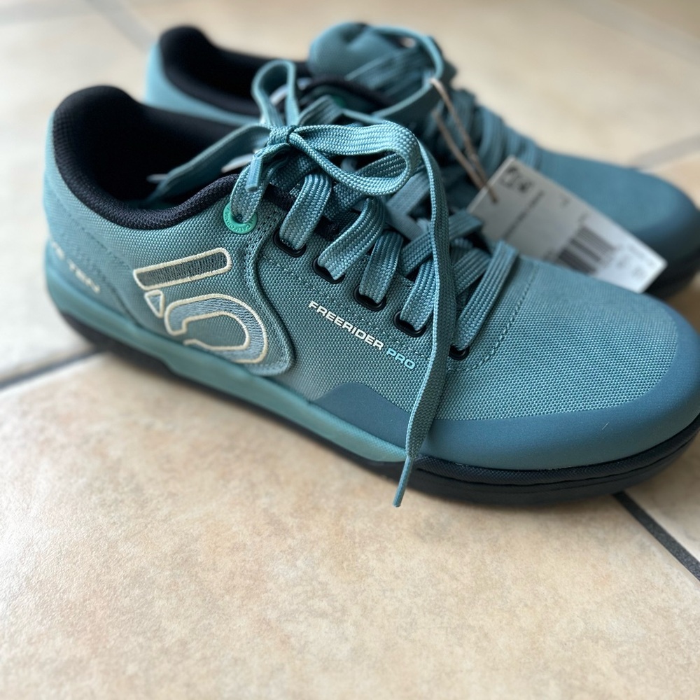 Women’s Adidas Teal Athletic Shoes size 8.5